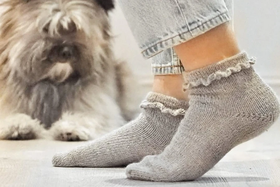 Grey ankle socks with ruffle details on the top