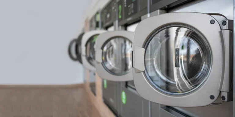 Öffentlicher Waschsalon. Waschmaschinen und Trockner.