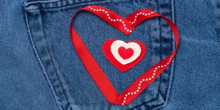 A romantic love-themed ribbon jeans