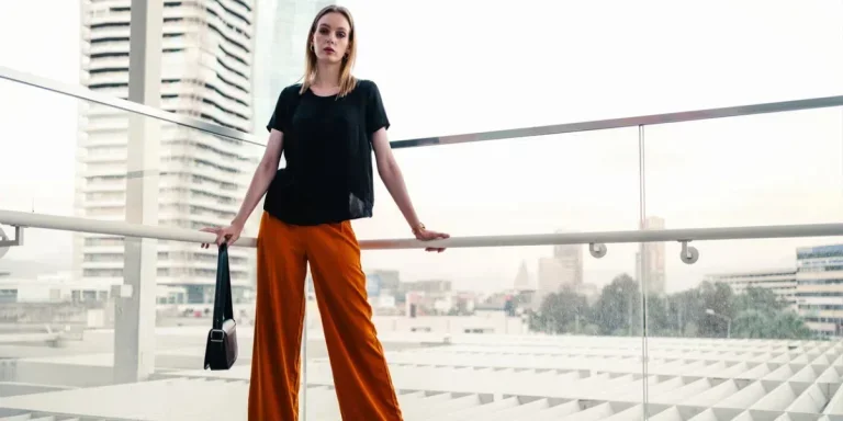 Wanita seksi di kantor siap mengenakan celana yoga kaki lebar berwarna oranye