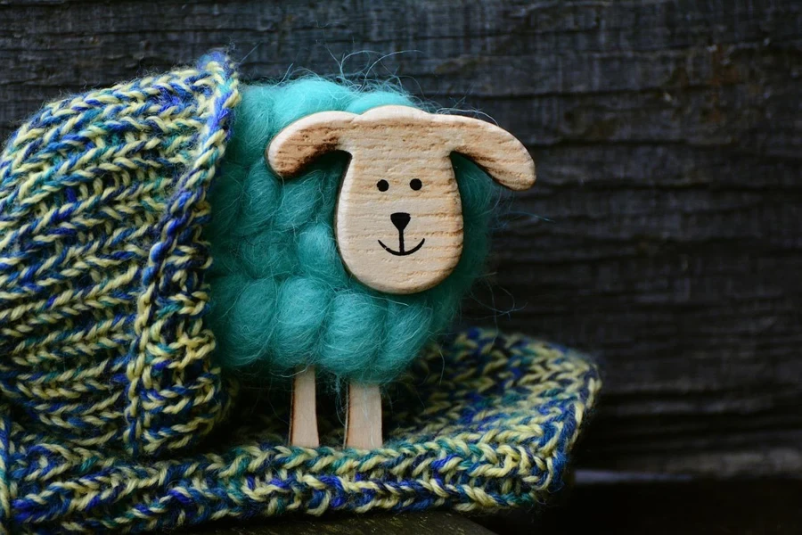 Un mouton laineux bleu avec un objet en bois dessus