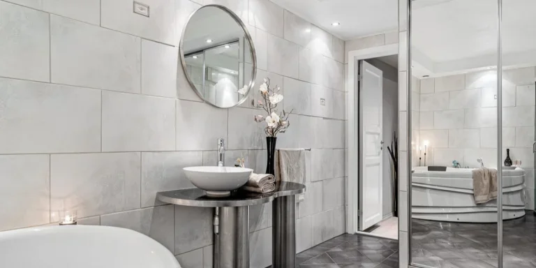 A bright looking clean bathroom