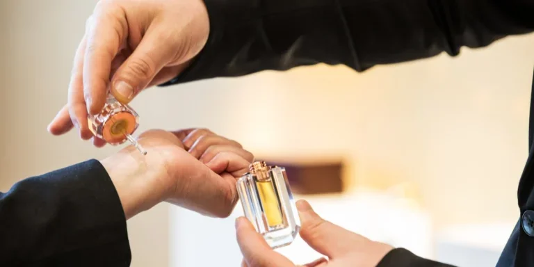 Un vendedor prueba aceite de oud en la muñeca de una mujer.
