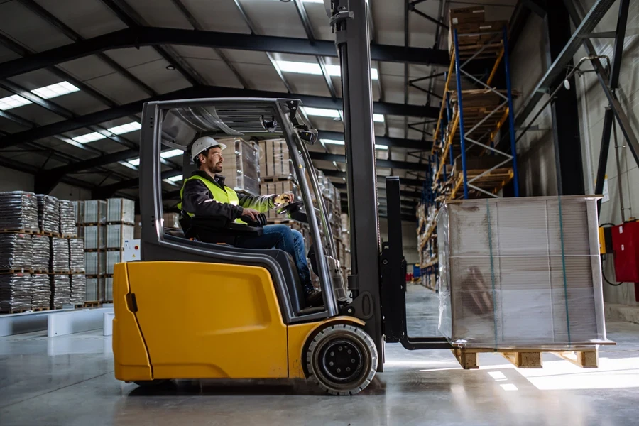 Een industriële vrachtwagen die een lading uit een magazijn haalt