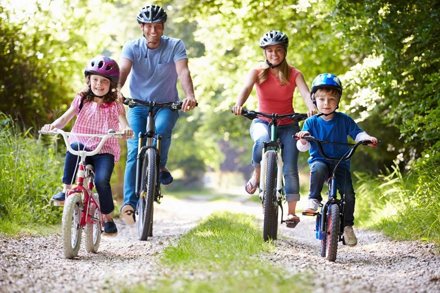 Familie auf Radtour auf dem Land lächelnd in die Kamera