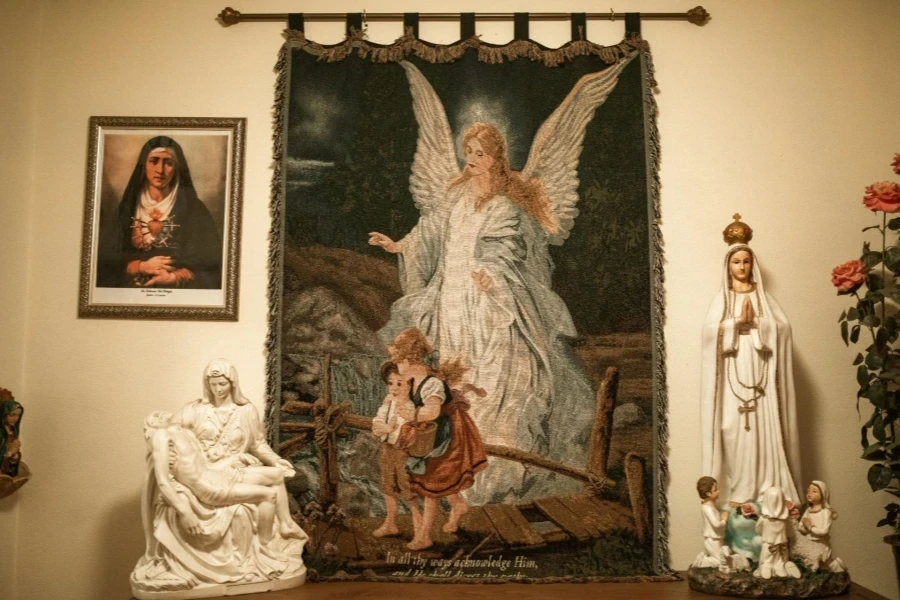 Estatuas blancas sobre la mesa de madera