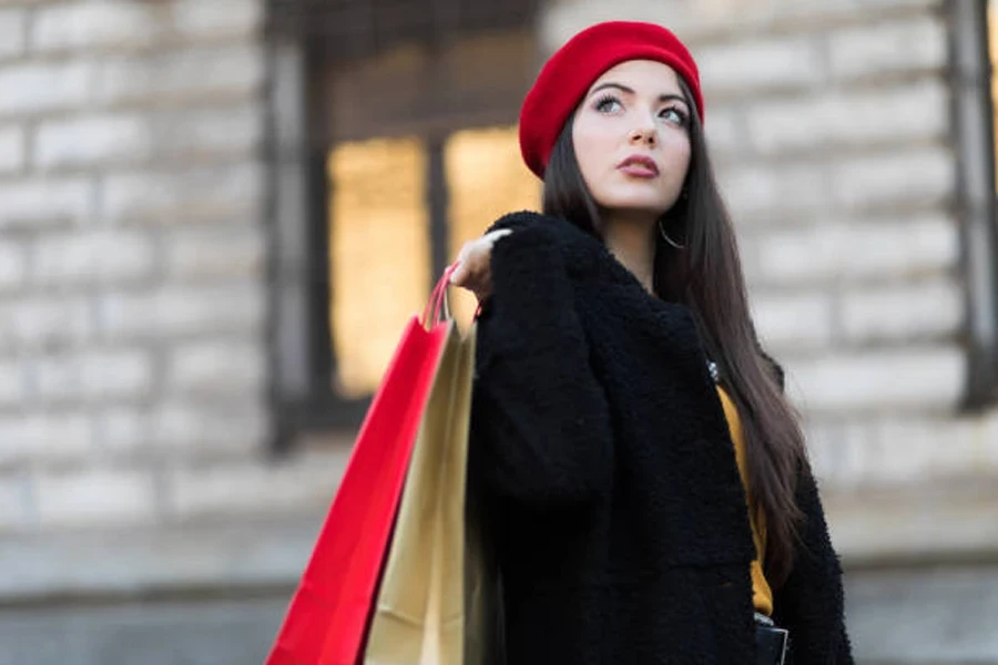 Jovem mulher com sacolas de compras