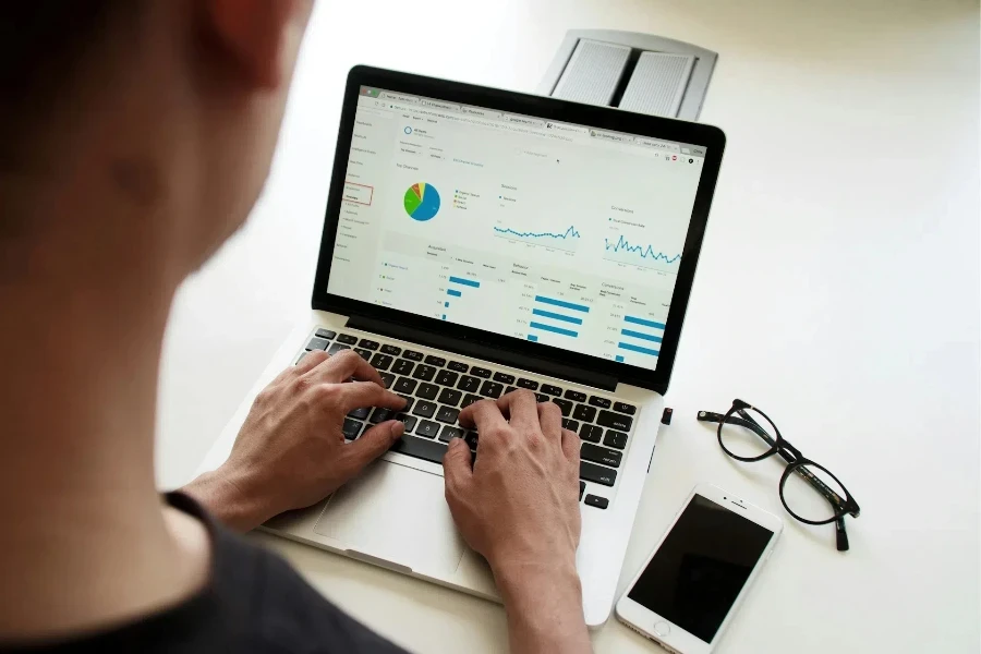 A person using software tracking current assets of the business