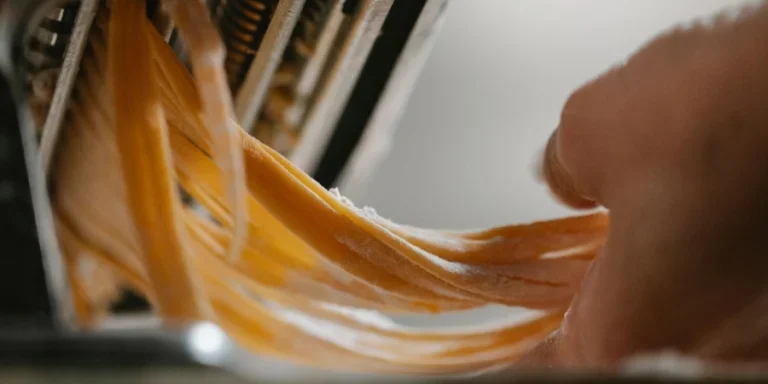 Une personne utilisant une machine pour faire des pâtes