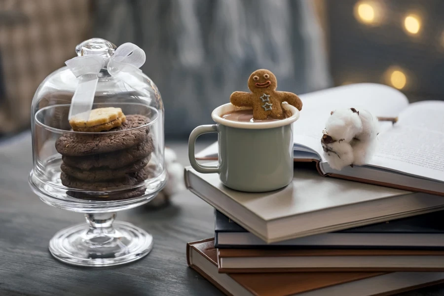 A small glass cake stand with cookies