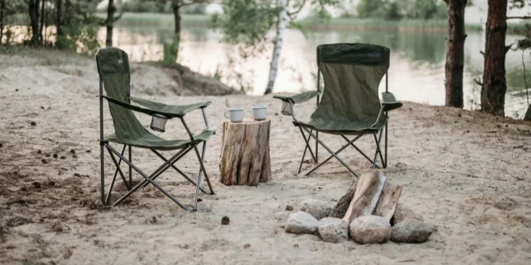 Sillas de camping negras sobre arena blanca