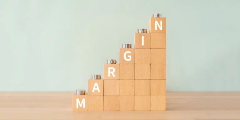 Margin pada balok kayu dengan koin