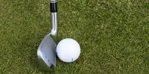Club De Golf Silver Wedge à Côté De La Balle