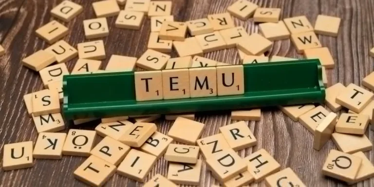 Тему на желтых плитках со словами