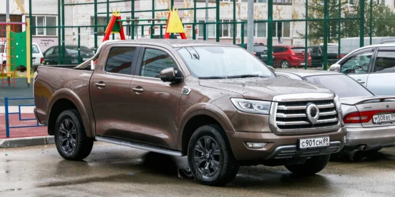 Le pick-up GWM Boer garé à l'extérieur