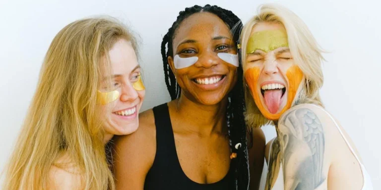 Три женщины ухаживают за кожей