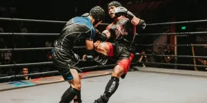 リング内で戦う2人のファイター