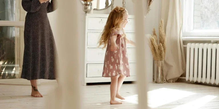 Женщина идет позади малыша