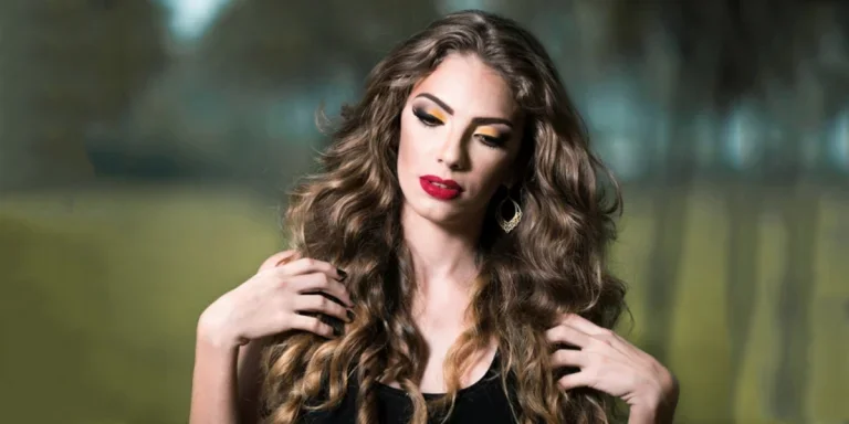 Eine schöne Frau mit langen, welligen Haaren