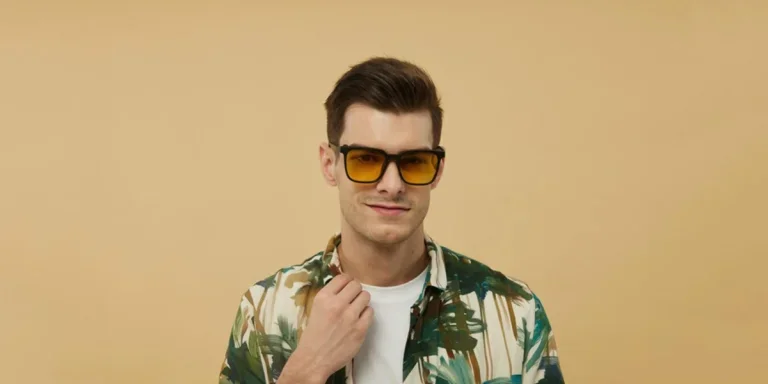 Un modelo masculino sosteniendo su color