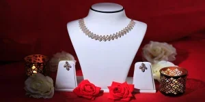 Un maniquí blanco con joyas.