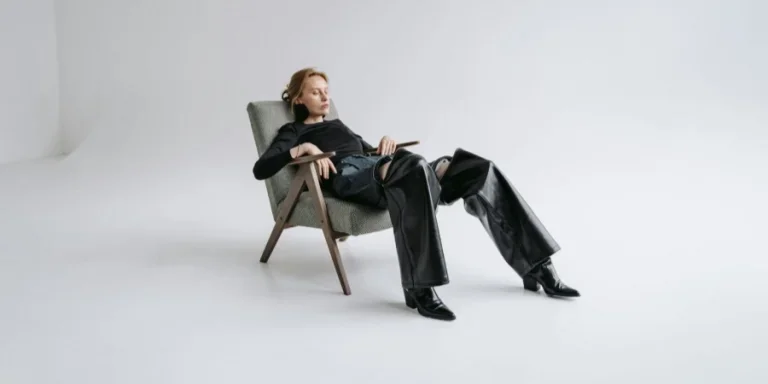 Wanita Fashion Berbaring di Kursi