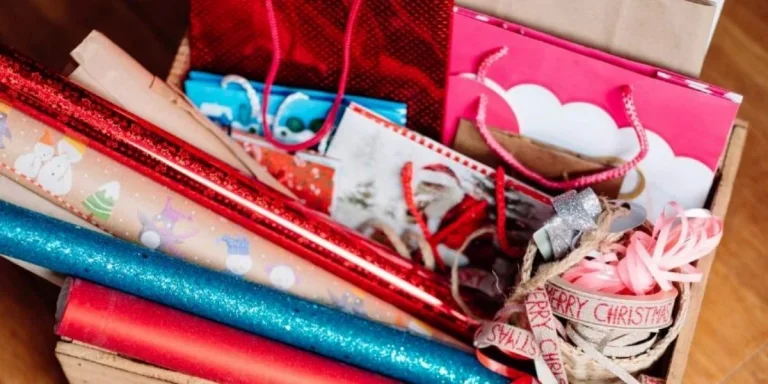 Rollos de papel para envolver regalos dentro de una caja