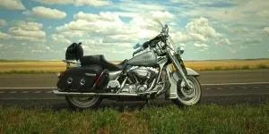Moto Cruiser grise et argentée près d'une pelouse verte