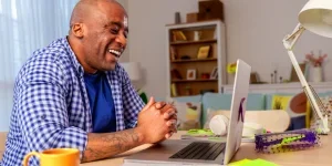 Mann im Chat mit seinen Kunden