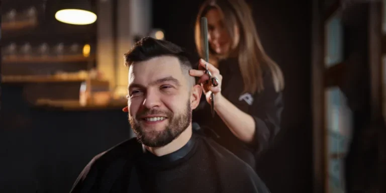 Un hombre se hace un impresionante corte de pelo en un salón de belleza