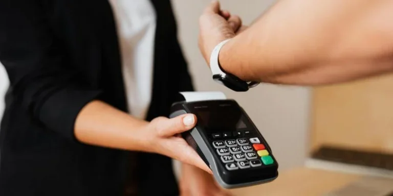 Personne payant avec une montre connectée