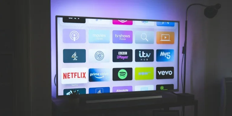 Smart-TV mit geöffneten Apps auf dem Bildschirm