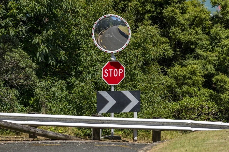 Spherical convex mirror pointing at focal point on road