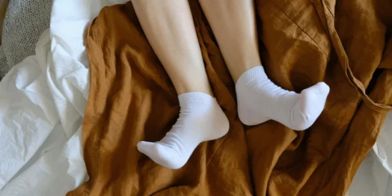 Calcetines blancos sobre bata de lino color siena