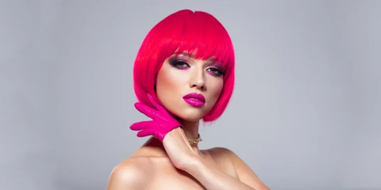 Frau trägt eine rosafarbene Topfschnittperücke