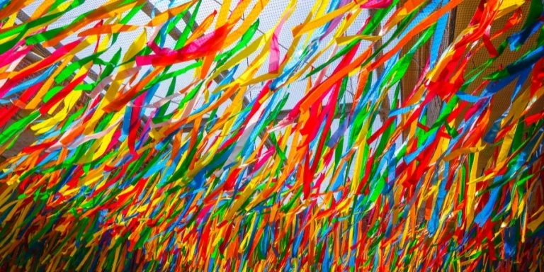 un montón de pelo teñido