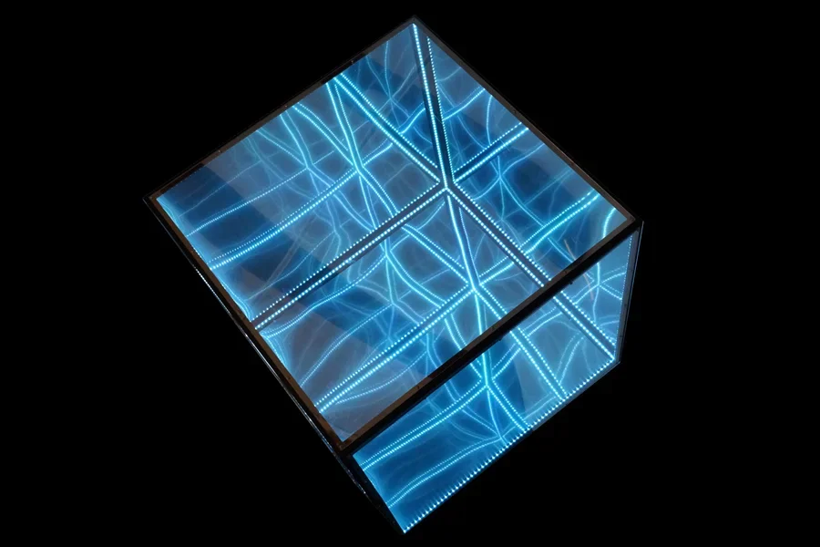 Цветное зеркало в форме коробки с эффектом бесконечности