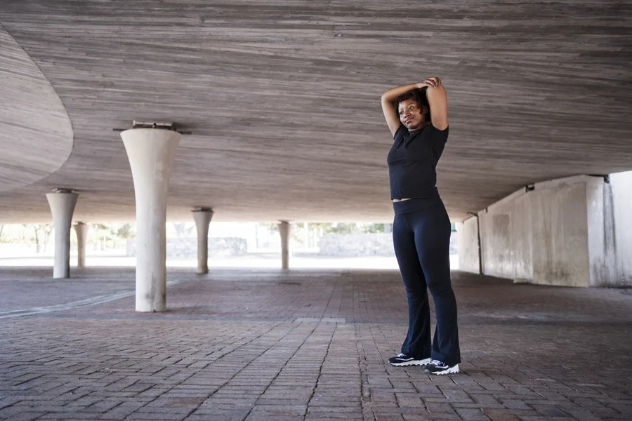 A lady wearing skinny flare sweatpants