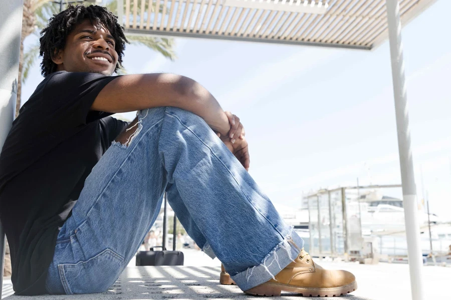 A man sitting with baggy jeans
