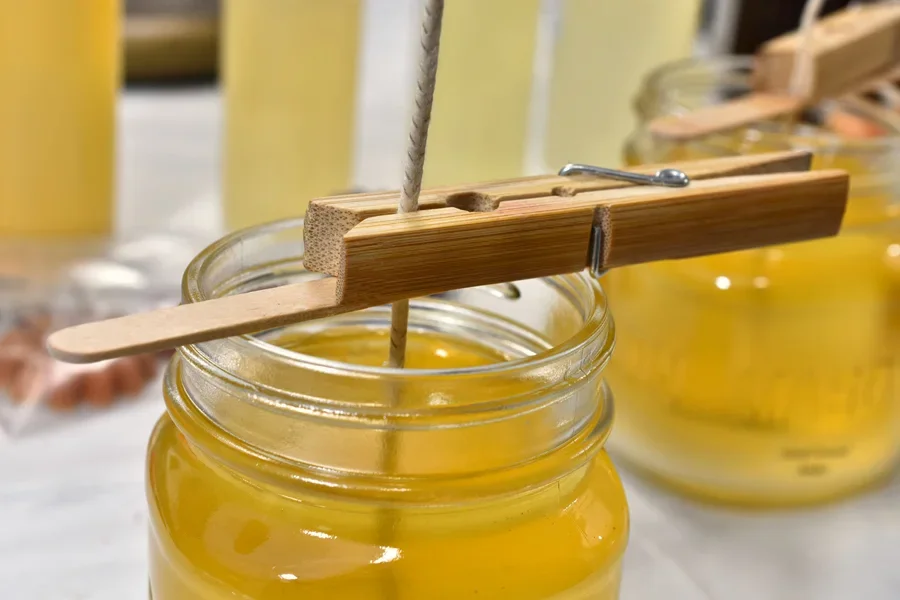 Lilin alami dalam proses pembuatan