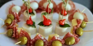 Sepiring makanan di atas meja