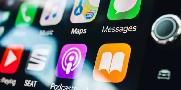 Интерфейс Apple CarPlay на экране автомобиля