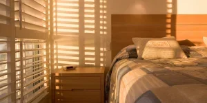 Kamar tidur dengan tirai tanpa bor di jendela
