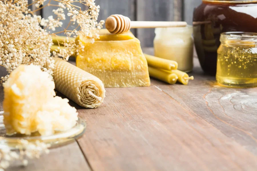 Lilin lebah di samping madu dan bunga