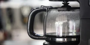 Pembuat kopi hitam dengan penyeduhan kopi