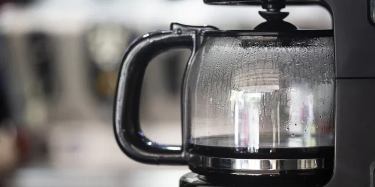 Pembuat kopi hitam dengan penyeduhan kopi