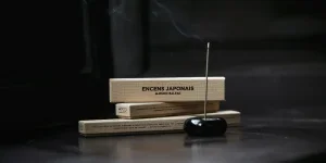 Membakar dupa di depan kotak coklat