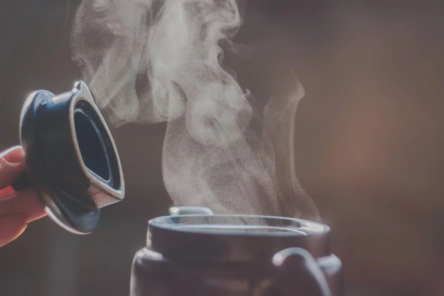 Close-up toples yang mengeluarkan uap