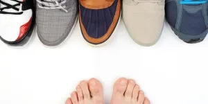 Diverse scarpe a punta larga allineate