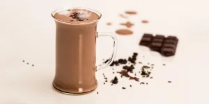 Minuman coklat panas di depan bar coklat